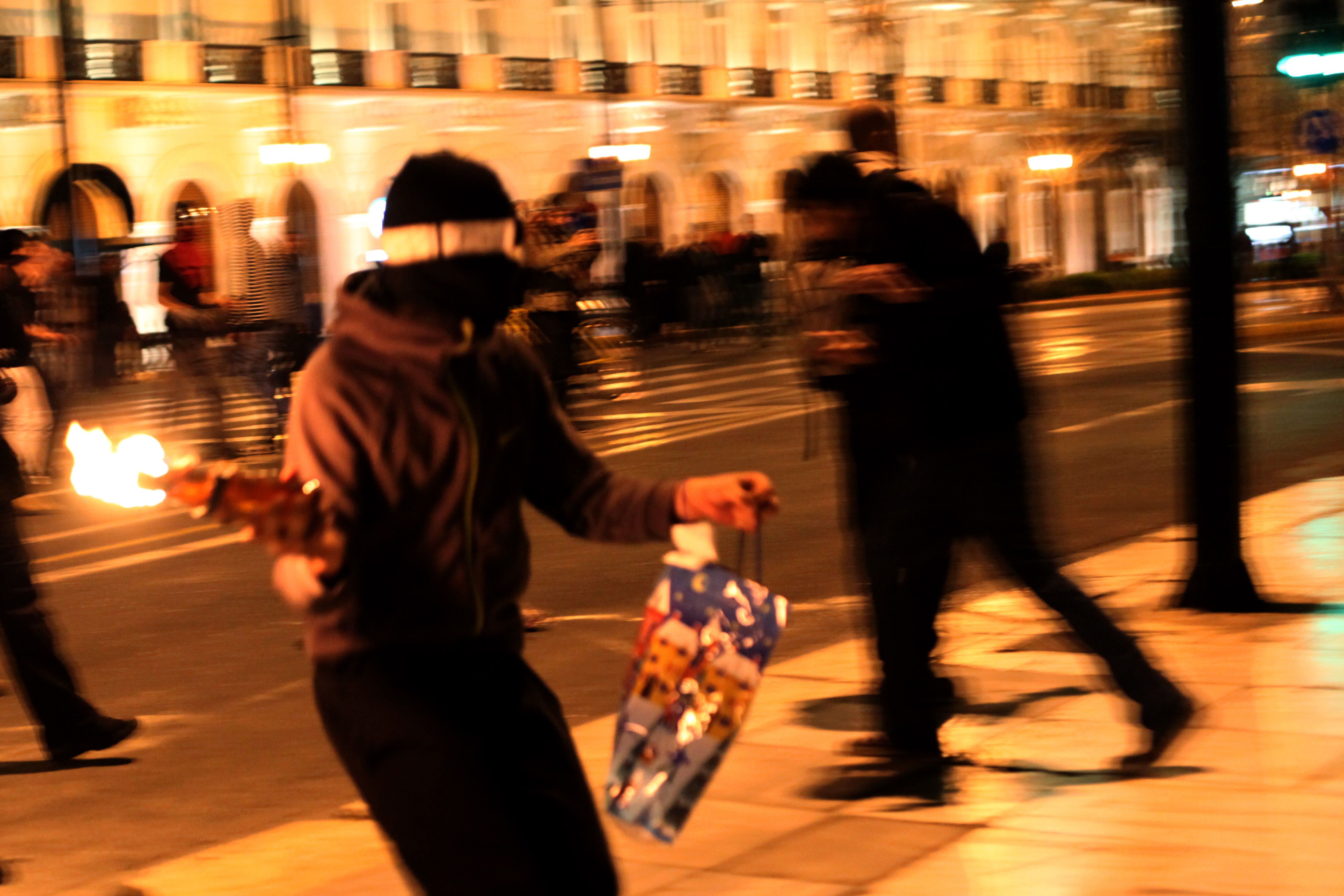Protesterna blev våldsamma och demonstranterna kastade molotovcocktails mot kravallpolisen. Protesterna blev våldsamma och demonstranterna kastade molotovcocktails mot kravallpolisen.