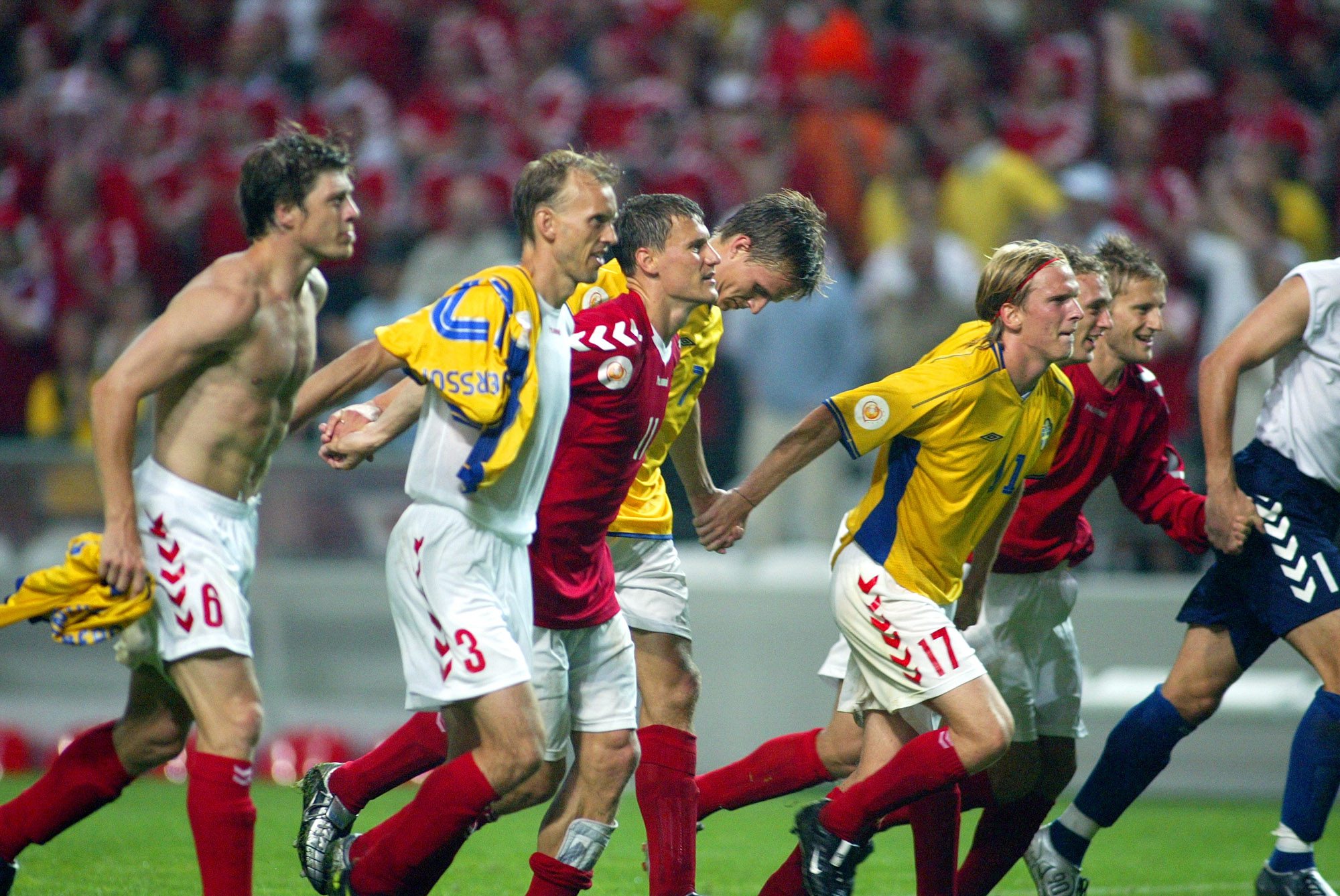 Danmark och Sverige spelade 2–2 i EM 2004 vilket gjorde att båda lagen gick vidare...