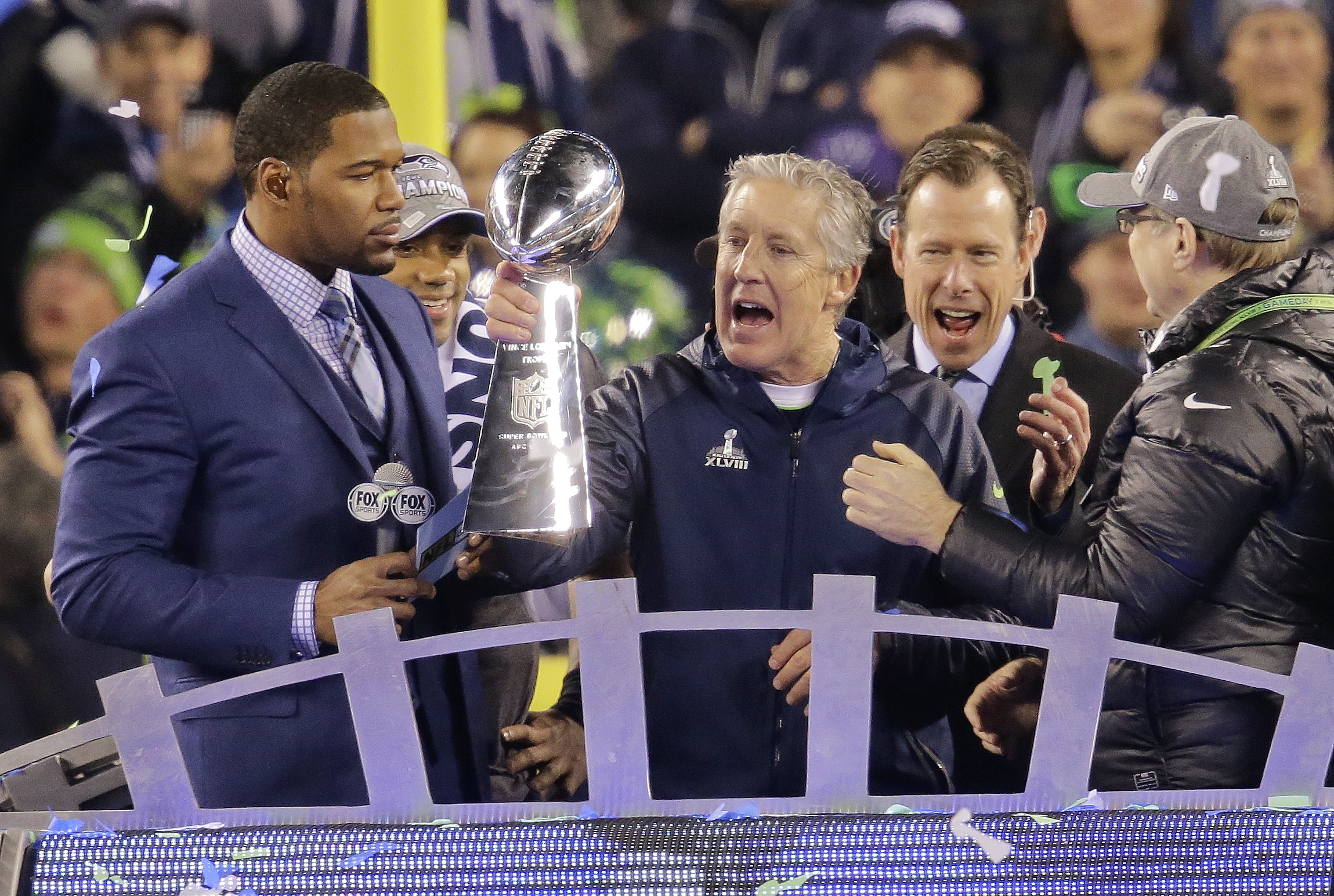 Seattle Seahawks får ta emot den åtråvärda trofén. Seattle Seahawks får ta emot den åtråvärda trofén.