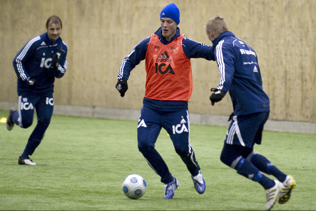 Pär Ericsson och Ragnar Sigurdsson kämpar om bollen.