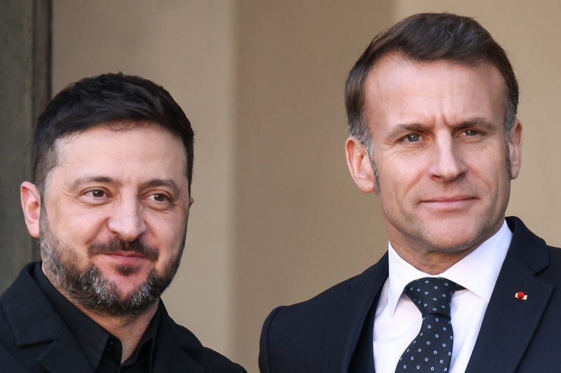 Ukrainas president Volodymyr Zelenskyj tas emot av Frankrikes dito Emmanuel Macron i Paris.