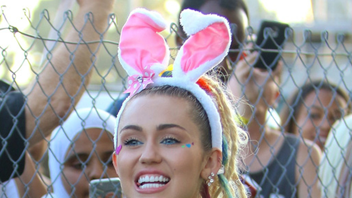 Miley Cyrus har nya färgglada öron.