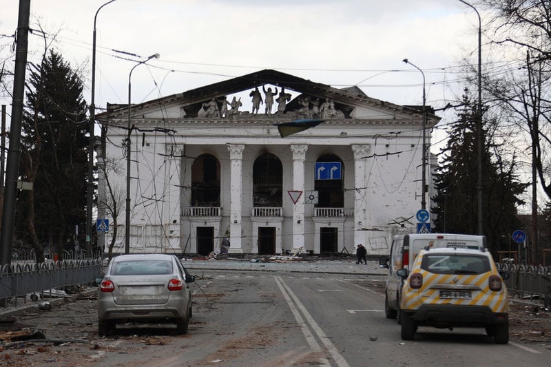Fasaden stod kvar efter bombningen av teatern i Mariupol den 16 mars 2022. Teatern revs senare och har återuppbyggts. Attacken är den enskilt dödligaste kända attacken mot civila hittills i Ukrainakriget.