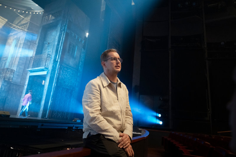 "Det är inte en musikal som kokar ner ett 20-årigt krig till 2,5 timmar. Det handlar egentligen om några personer som hamnar i extraordinära situationer på grund av konflikt, och den konflikten kan vara vilken konflikt som helst", säger regissören Guy Unsworth.