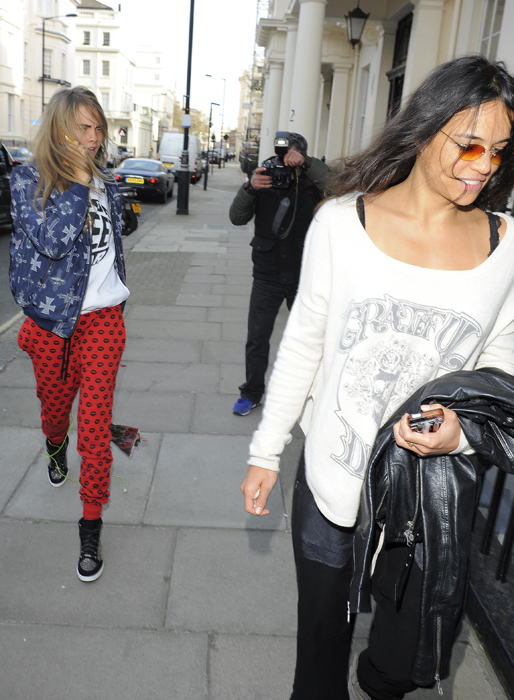 Nyblivna paret Cara Delevingne och Michelle Rodriguez hälsar på Caras familj i London. Nyblivna paret Cara Delevingne och Michelle Rodriguez hälsar på Caras familj i London.