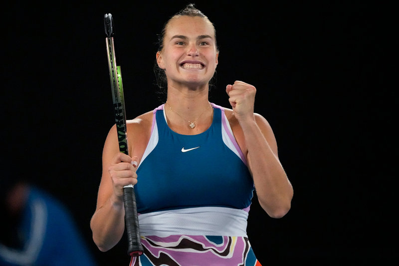 Aryna Sabalenka, Belarus, firar segern i semifinalen av Australian Open.