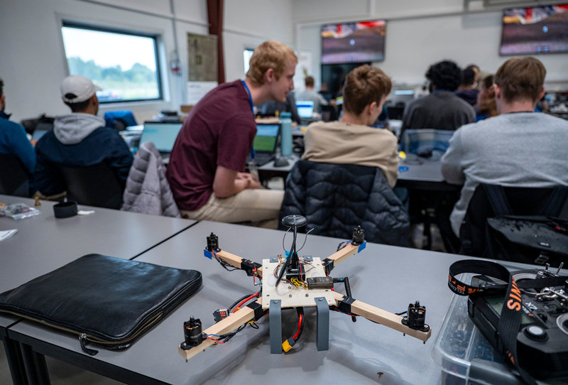 I Ukraina är uppfinningsrikedomen stor när det gäller drönare. Här bygger studenter på SDU:s sommarkurs egna drönare i en av hangarerna på HC Andersens flygplats utanför Odense.