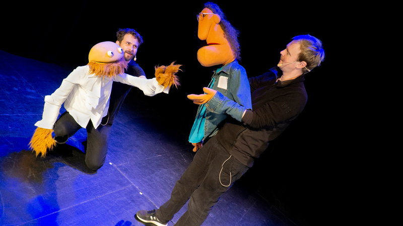 'Dockhumor 2' är enligt Petter Lennstrand och Björn Carlberg en fartfylld föreställning med kärlekstema – och en inblick i den spelteknik som ger dockorna liv. Pressbild.
