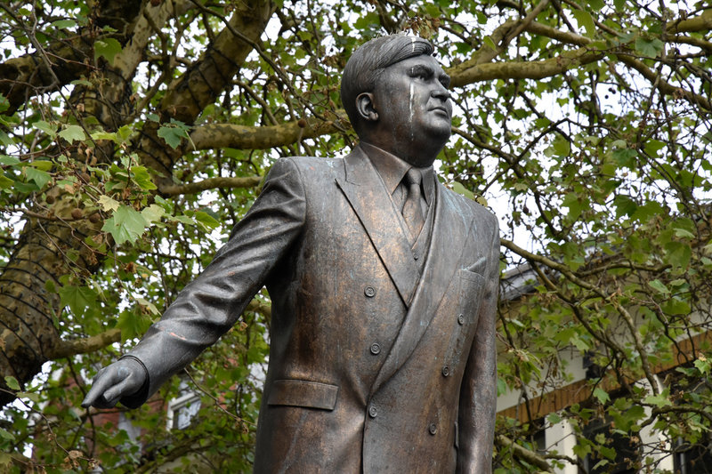 Fågelbajs rinner över statyn på Labours förre hälsominister Aneurin Bevan i Cardiff - talande symbol för partiets katastrofval, där man för första gången på hundra år nu inte väntas bli störst.