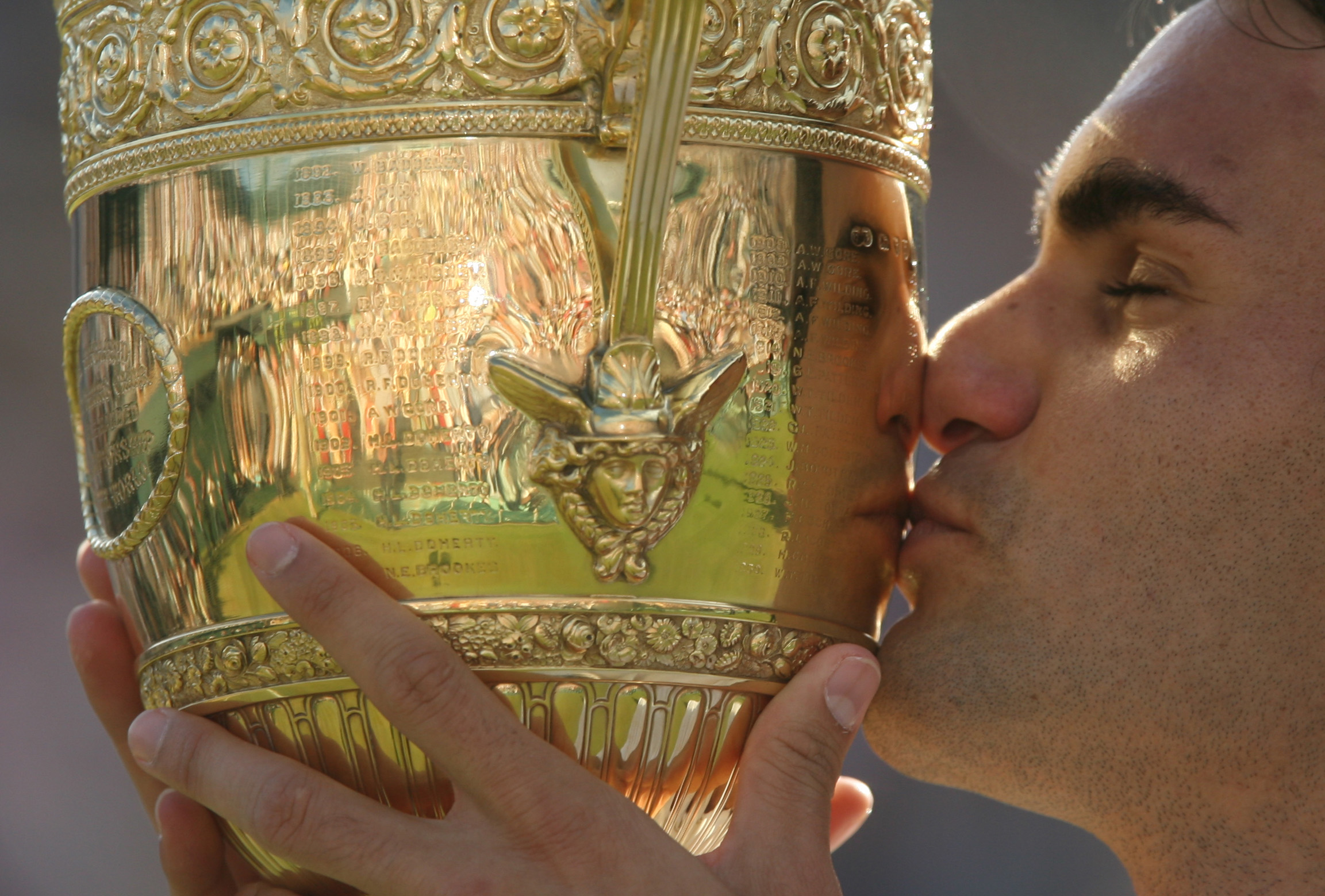 Federer fortsatte att krossa i Wimbledon. Femte raka titeln innebar att han tagnerade Björn Borgs makalösa rekord.