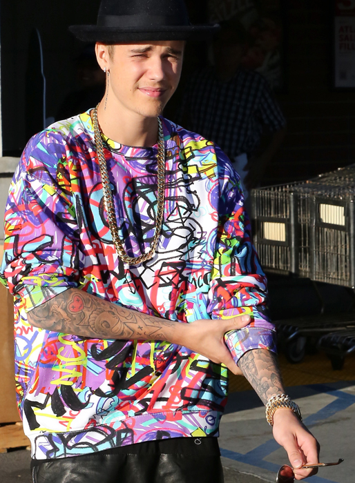 Det händer mycket på Justin Biebers tröja. Det händer mycket på Justin Biebers tröja.