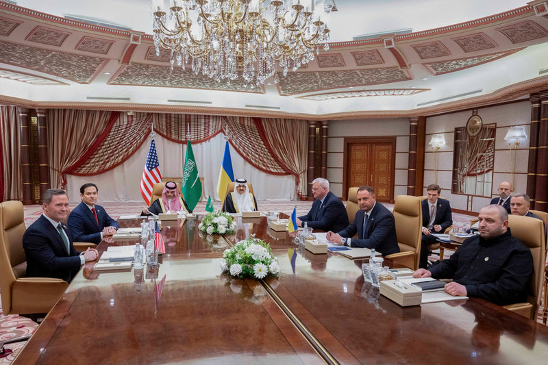 Möte mellan USA och Ukraina i Jidda, Saudiarabien, den 11 mars. På den vänstra sidan av bordet leds delegationen av utrikesminister Marco Rubio. På den högra sidan leds den ukrainska av Andrij Jermak.