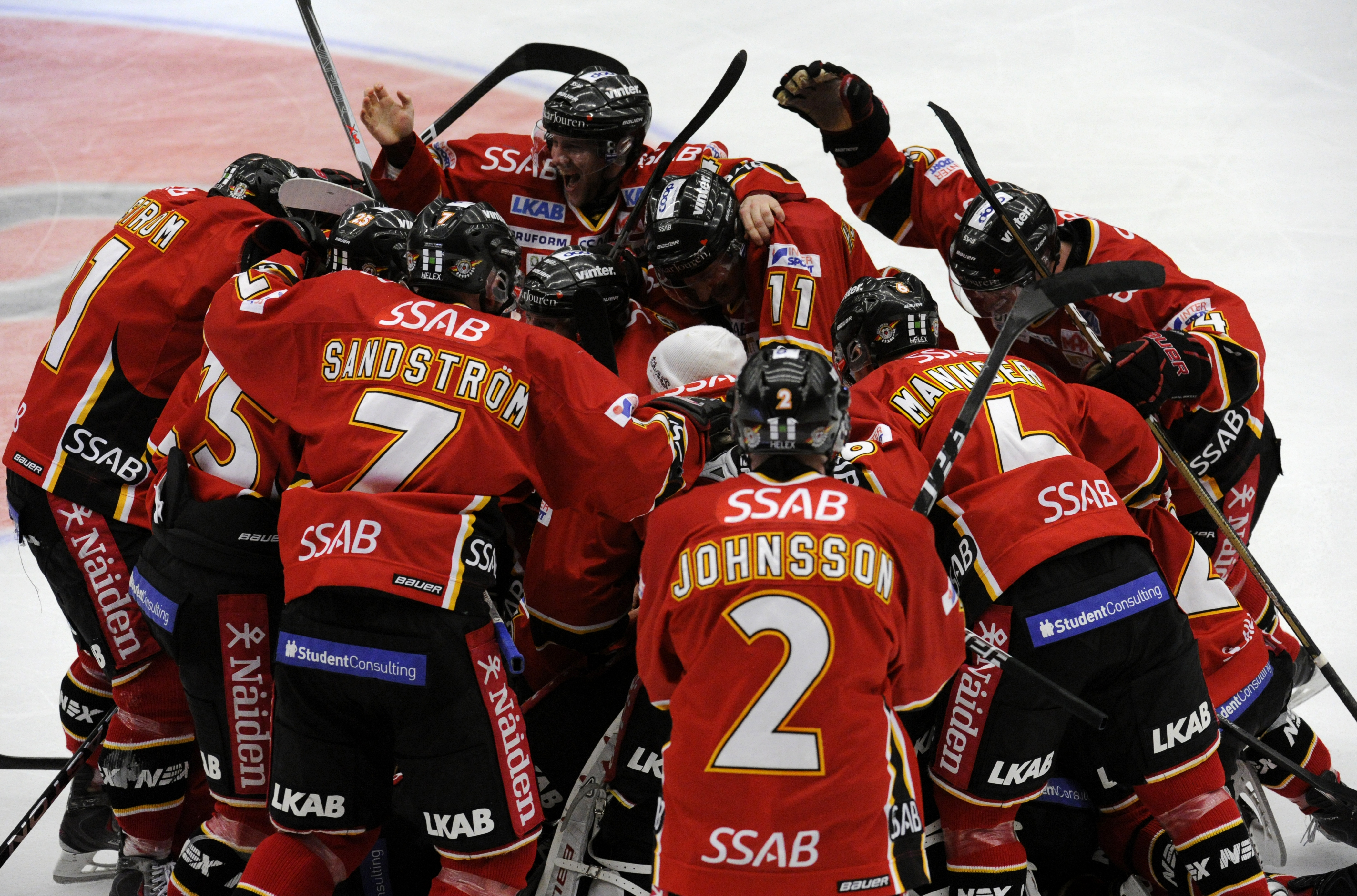 Söndagskvällen innehöll allt hockeyentusiasterna älskar. Tuffa tacklingar, spänning in i slutminuterna och fullständigt spektakulära taktiska drag. Sverige prisar gudarna för att vi i år igen får ta del av detta under bara spektakel. Söndagskvällen innehöll allt hockeyentusiasterna älskar. Tuffa tacklingar, spänning in i slutminuterna och fullständigt spektakulära taktiska drag. Sverige prisar gudarna för att vi i år igen får ta del av detta under bara spektakel.