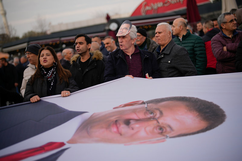 Anhängare till Istanbuls borgmästare Ekrem Imamoglu demonstrerar till stöd för honom, samtidigt som han förhörs i domstol. Arkivbild.