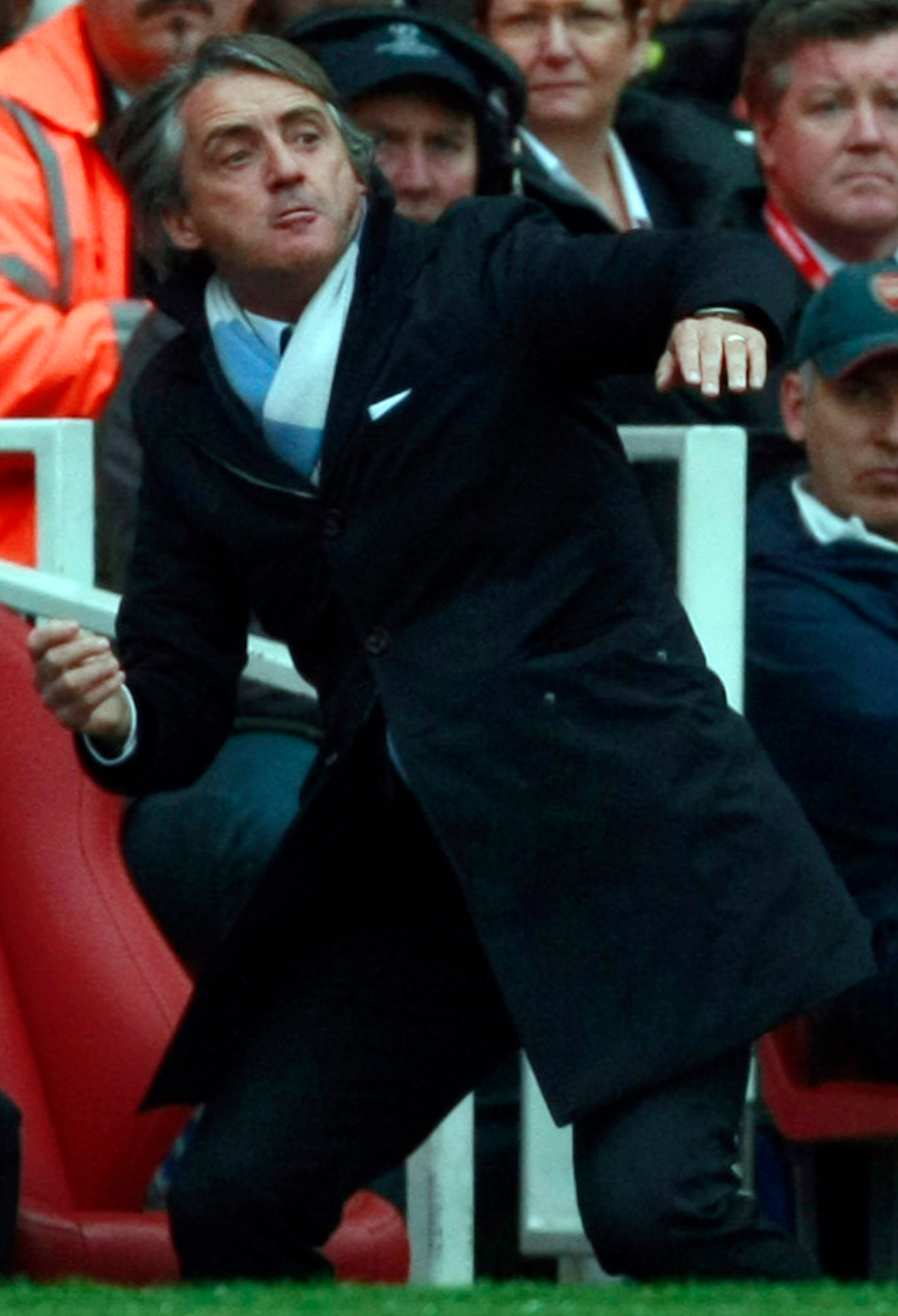Manchester Citys tränare Roberto Mancini lämnar direktiv till laget.