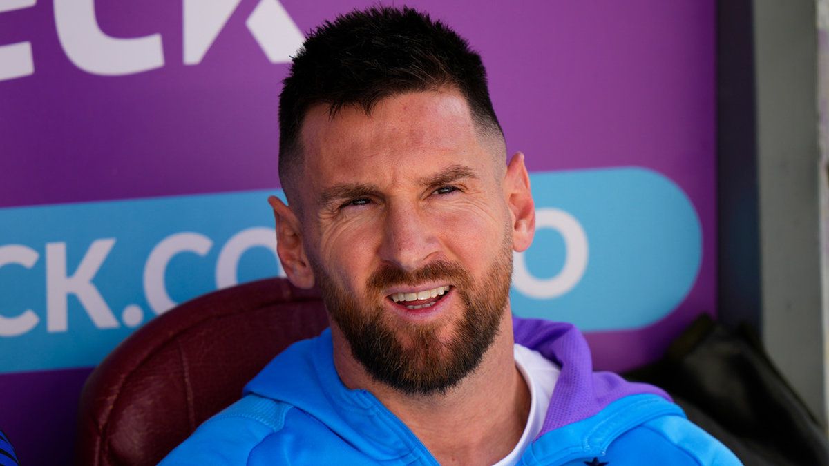 Världsstjärnan Lionel Messi var trött och såg på från sidan av planen när hans Argentina ändå ganska enkelt vann VM-kvalmatchen mot Bolivia med 3–0.