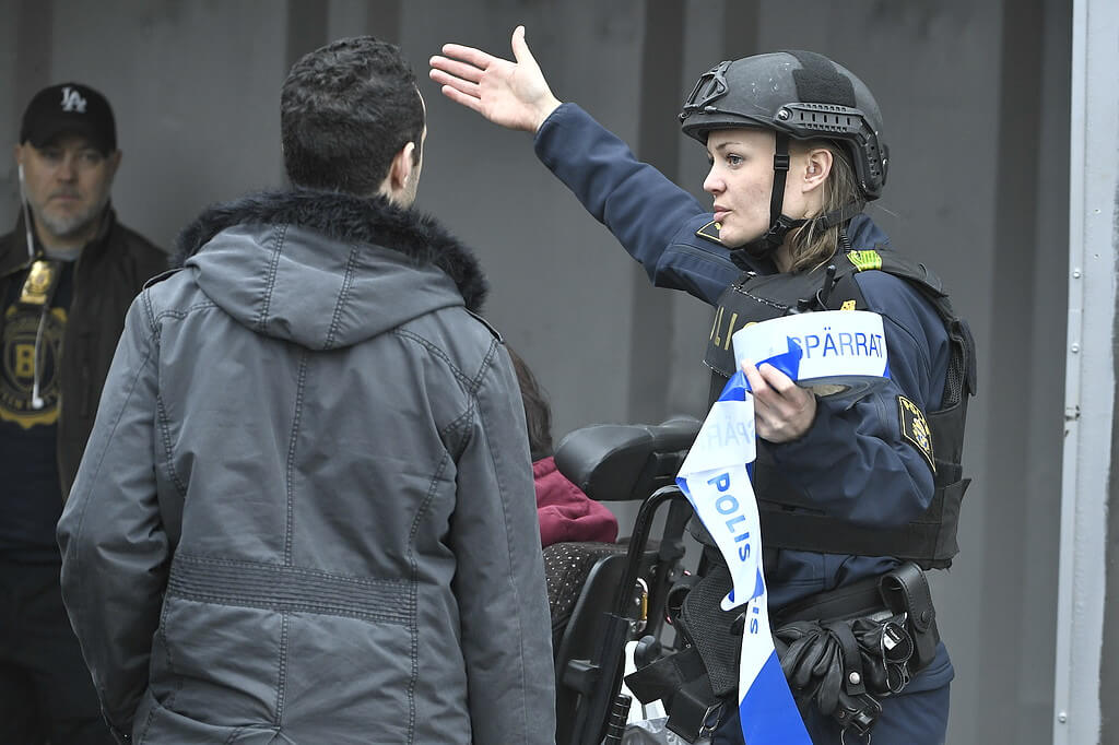 Polisen ledde bort folk från platsen. Polisen ledde bort folk från platsen.