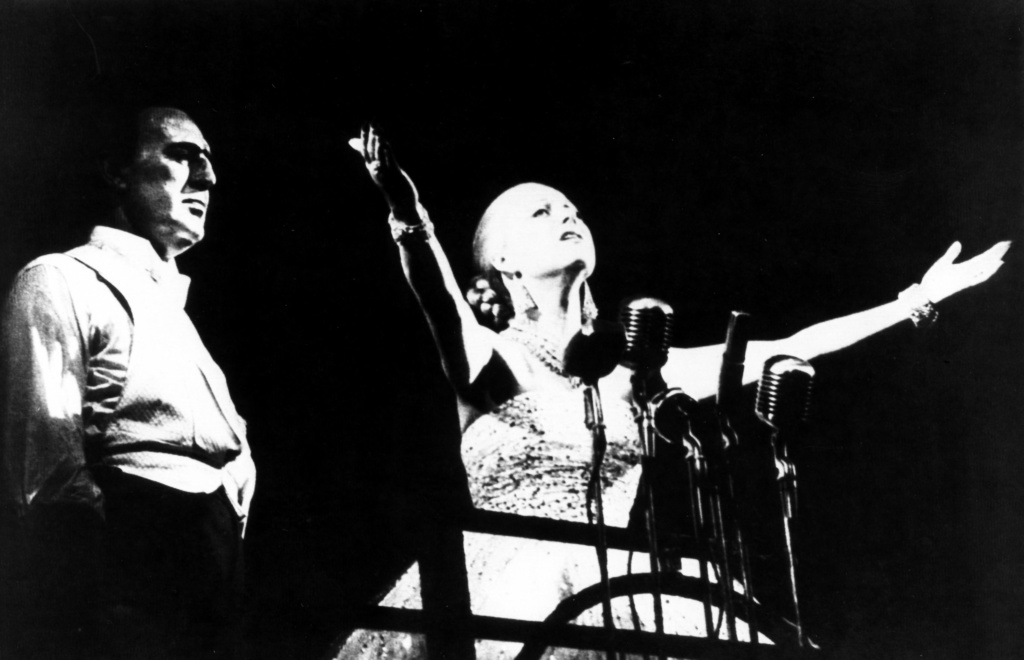 Joss Ackland, till vänster, i rollen som Juan Perón i 'Evita' på scen i London 1978. Arkivbild.