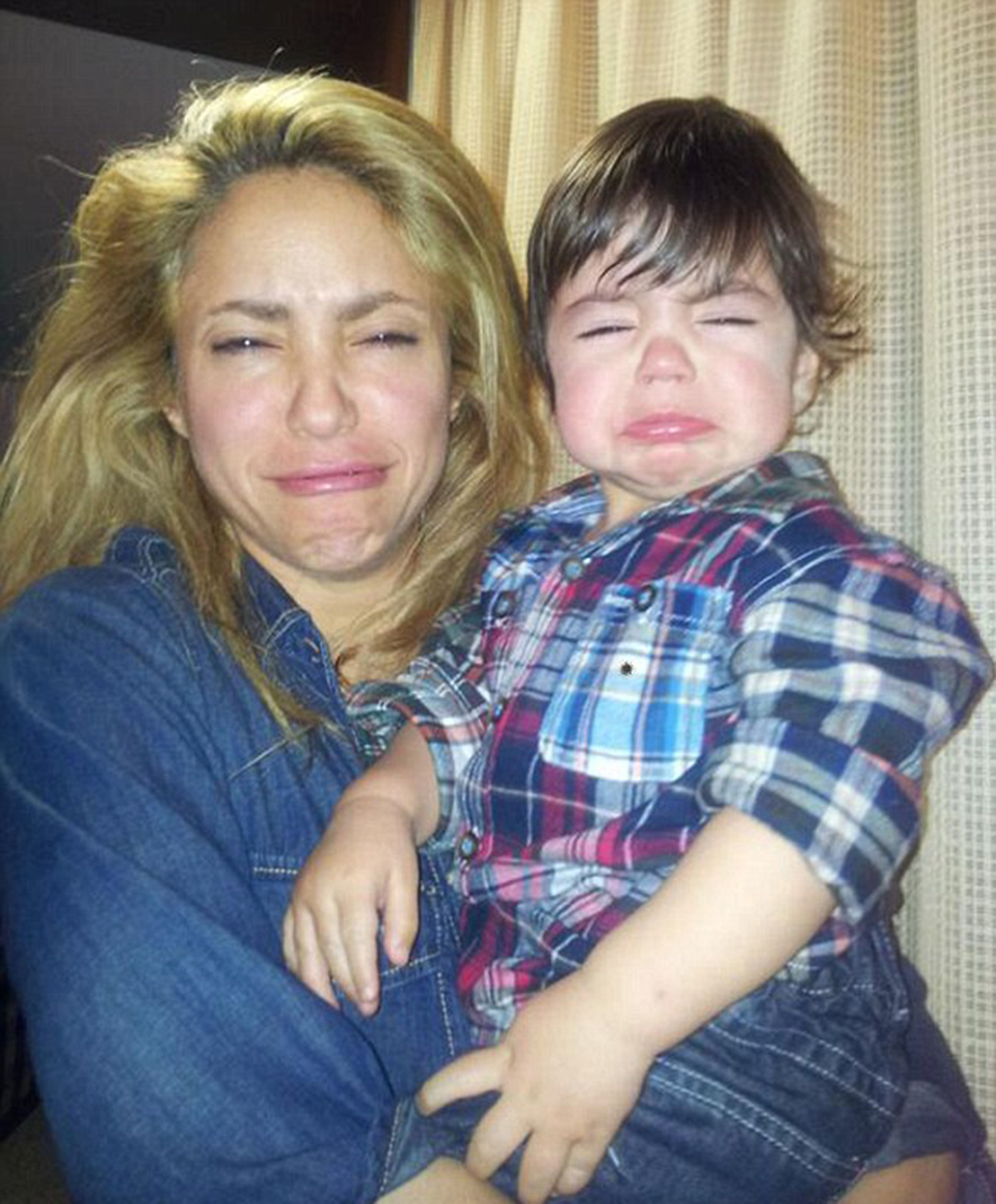 Shakira och sonen goofar sig lite.