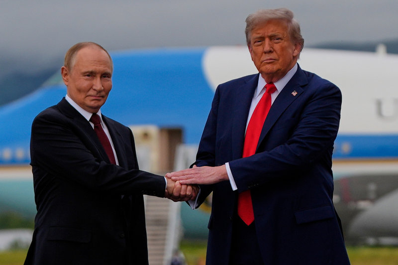 Rysslands president Vladimir Putin välkomnas av USA:s president Donald Trump i Alaska.