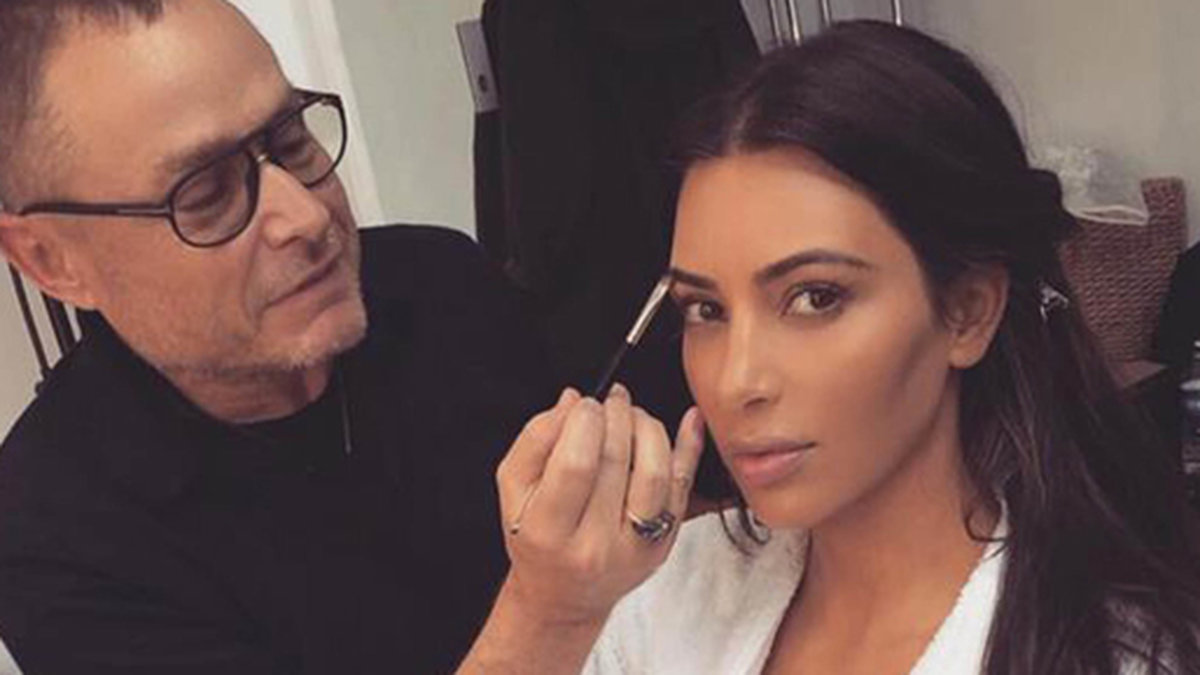 Kim Kardashian bjuder på en bild från när hon sminkas. 