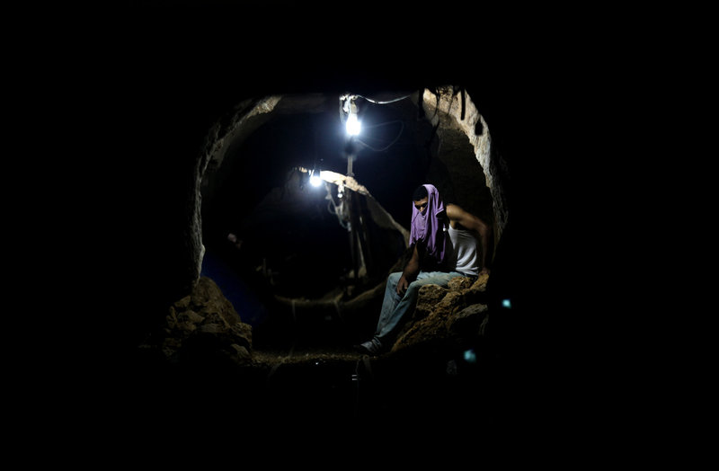 En palestinier vilar inuti en tunnel i gränsstaden Rafah, intill Egypten. Tunneln användes för smuggling. Arkivbild från 2013.