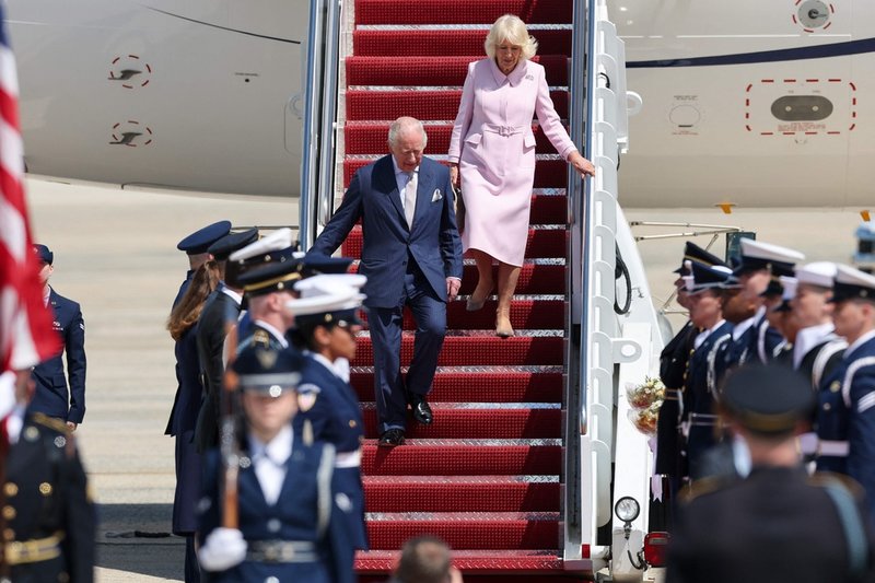 Kung Charles och drottning Camilla när de steg av sitt flygplan i Maryland, USA.