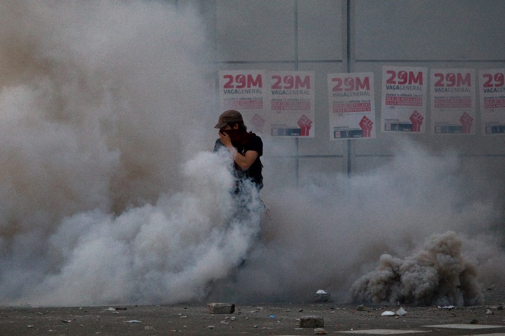 Polisen kastade rökgranater mot demonstranter.
