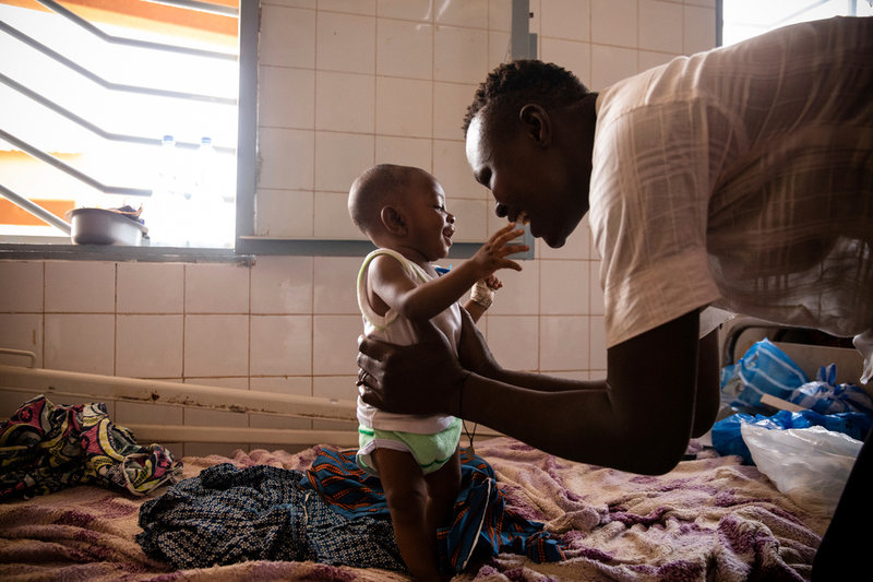 Ett undernärt barn muntras upp i väntan på behandling på barnavdelningen på Boulmiougousjukhuset i Burkina Fasos huvudstad Ouagadougou tidigare i år.