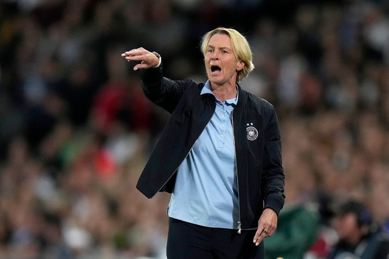 Tysklands förbundskapten Martina Voss-Tecklenburg under EM-semifinalen mot Frankrike.