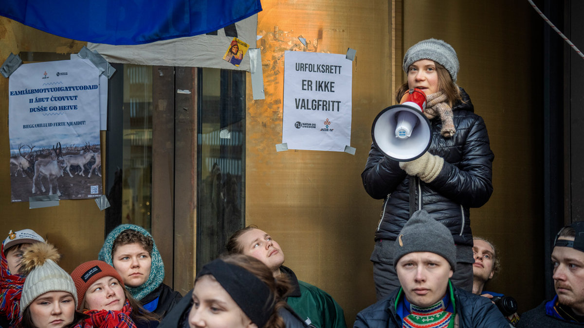 Greta Thunberg tillsammans med demonstranter vid olje- och energidepartementet i Oslo.