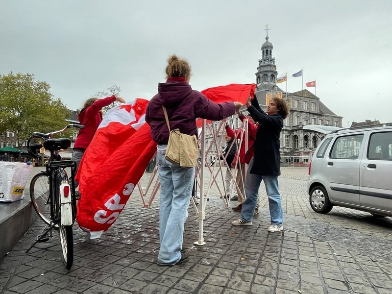 Valarbetare från vänsterpartiet SP sätter upp sitt kampanjtält framför rådhuset i Maastricht inför valet i Nederländerna.