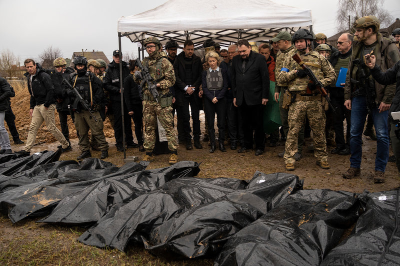 EU-kommissionens ordförande Ursula von der Leyen och EU:s utrikeschef Josep Borrell besökte en massgrav i staden Butja i Ukraina.
