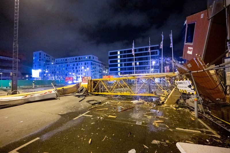 En byggkran i Västra hamnen i Malmö välte. Flera byggbodar krossades av kranen.