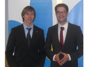 Riksdagsersättaren Markus Wiechel tillsammans med partiledaren Jimmie Åkesson. 