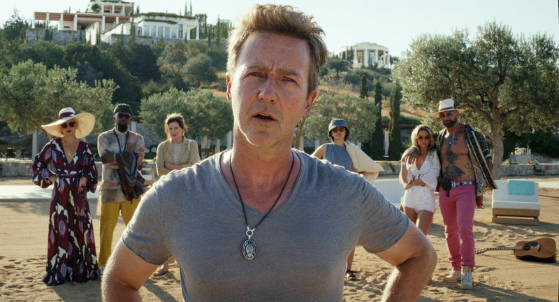Edward Norton som den megalomaniska it-miljardären Myles Bron i 'Glass onion: A knives out mystery'. Pressbild.