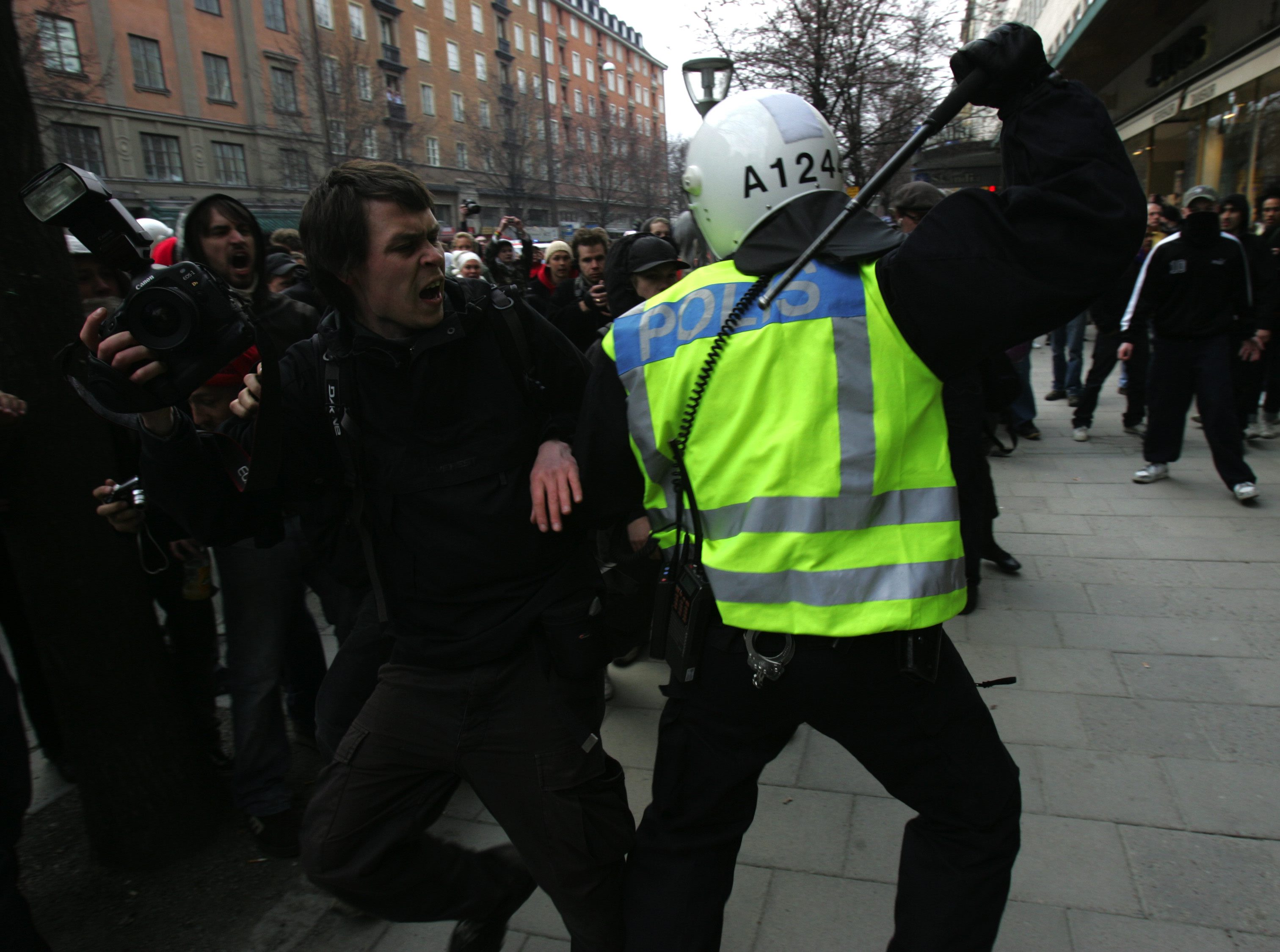 Demonstranter i Stockholm hålls tillbaka av polis första maj 2006.
