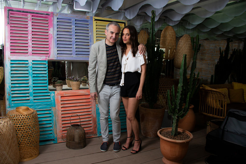 'Irma Vep' hade världspremiär på Cannesfestivalen och regissören Olivier Assayas var där tillsammans med Alicia Vikander. Pressbild.