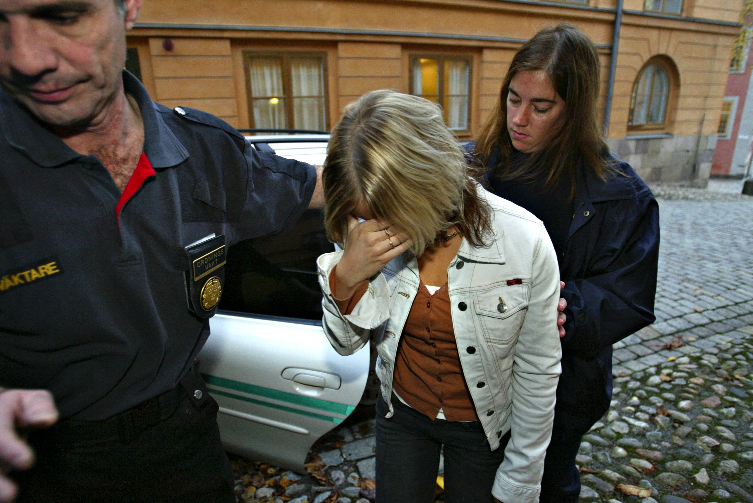 Sara Svensson på väg till rättegång. Sara Svensson på väg till rättegång.