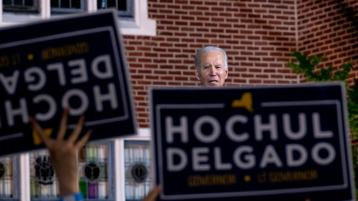 President Joe Biden talar under ett kampanjmöte för New Yorks guvernör Kathy Hochul söndagen den 6 november.