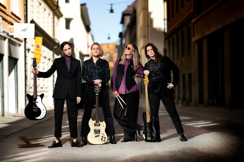 Sahara Hotnights är aktuellt med albumet 'Love in times of low expectations', som släpps den 6 maj.