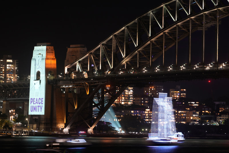 En projektion med orden "fred" och "enighet" visades i samband med att offren för det antisemitiska terrordådet vid Bondi Beach hedrades vid firandet i Sydney Harbour.