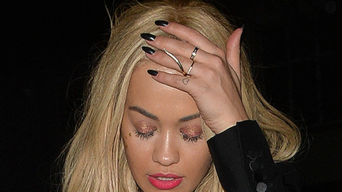 En trött Rita Ora lämnar nattklubben Cirque Du Soir i London.