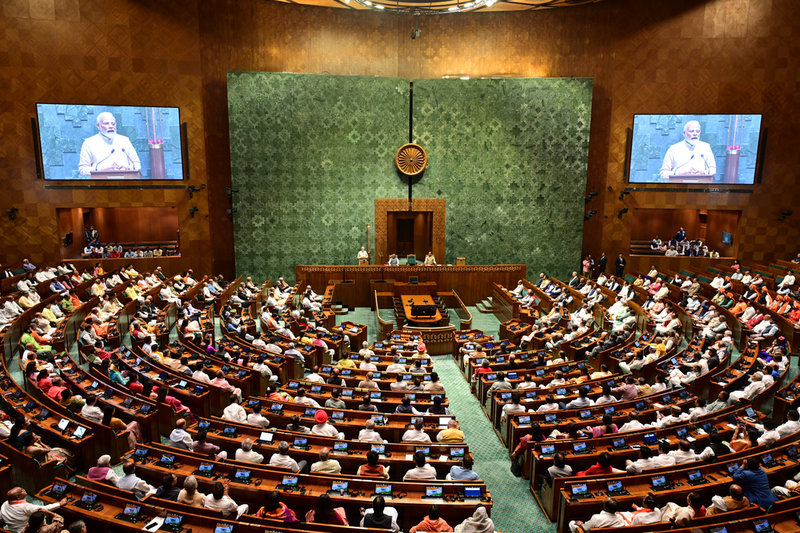 Indiens nya parlamentsbyggnad i New Delhi invigdes på söndagen. Oppositionen bojkottade invigningsceremonin där premiärminister Narendra Modi stod i centrum.