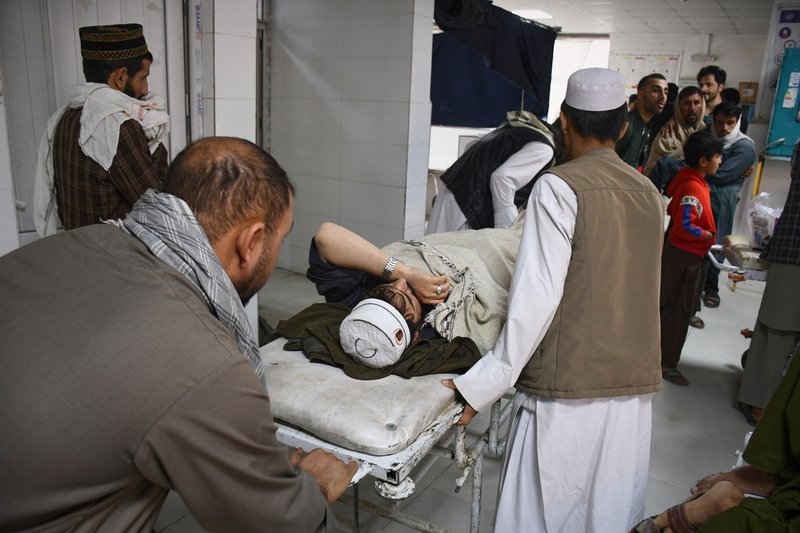 Afghaner som skadats i jordbävningen på ett sjukhus i Mazar-e-Sharif på måndagen.