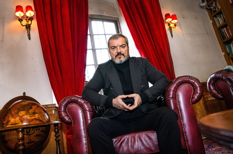 Dragomir Mrsic har fått frågan flera gånger tidigare, men har inte tackat ja till att bli programledare förrän nu.