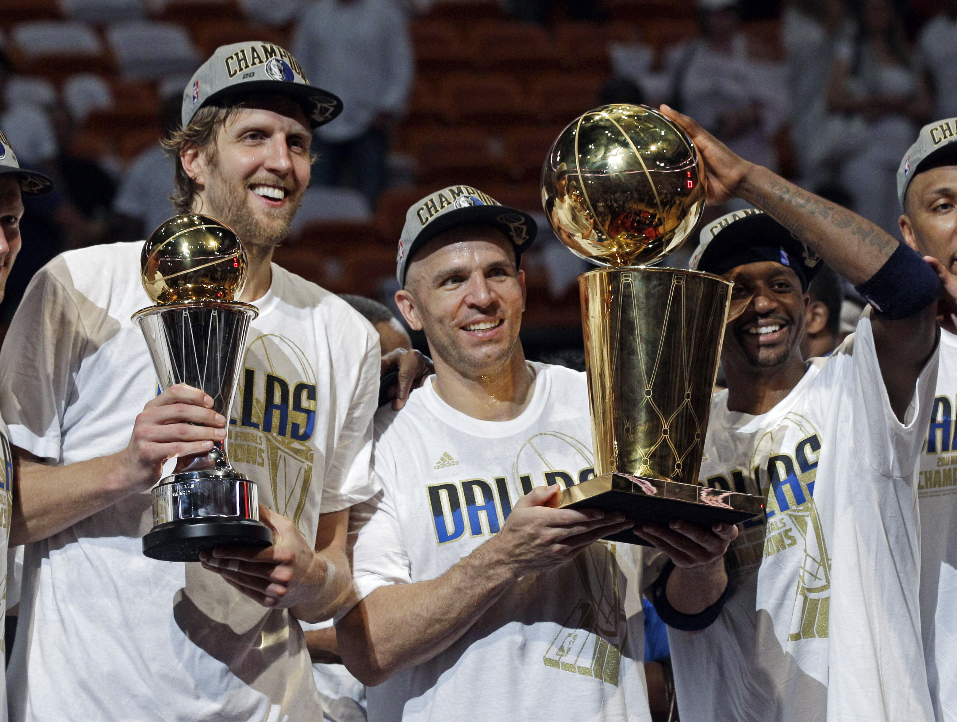 ... i stället blev det Dirk Nowitzki, Jason Kidd och Jason Terrys i Dallas Mavericks som fick fira med det största priset man kan vinna i basketens värld.