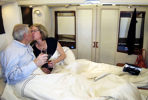 Hos Singapore Airlines får man dricka bubbel och pussas i privat svit. Hos Singapore Airlines får man dricka bubbel och pussas i privat svit.