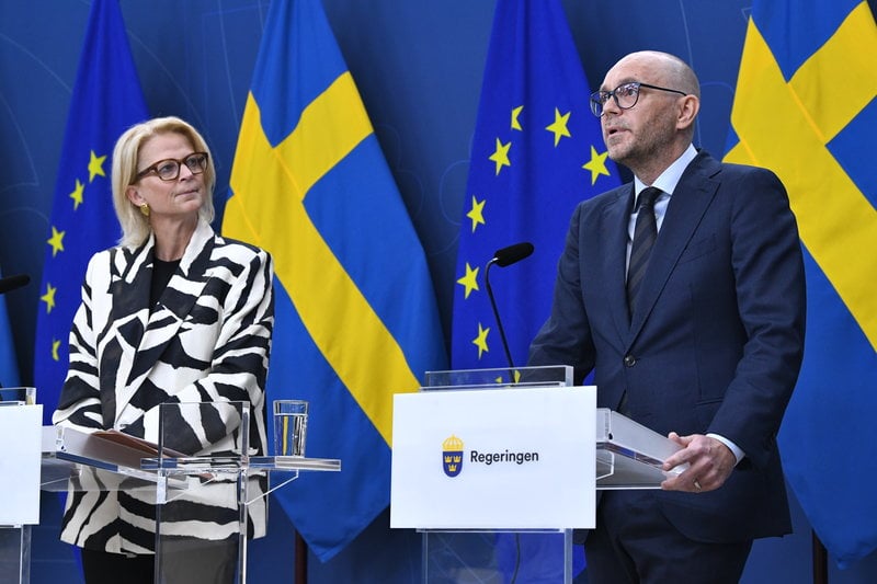 Finansminister Elisabeth Svantesson (M) och arbetsmarknadsminister Johan Britz (L) Foto: Lars Schröder/TT Finansminister Elisabeth Svantesson (M) och arbetsmarknadsminister Johan Britz (L) Foto: Lars Schröder/TT