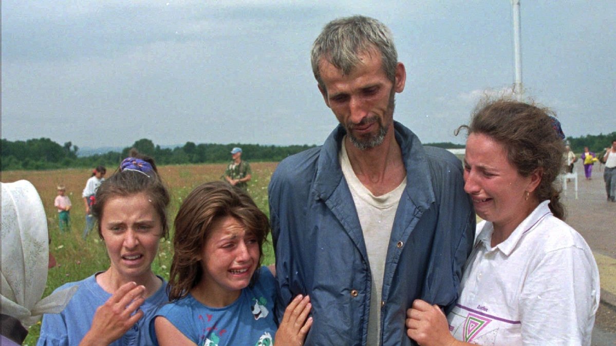 Fotot – också från 1995 – visar en familj som precis har återförenats med sin far. Han hade precis anlänt till FN-området i staden Tuzla, detta efter att ha överlevt sen sex dagar lång dödsmarsch från Srebrenica. 